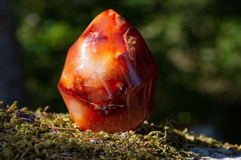 A cornalina &eacute; uma pedra energizante que traz coragem e pode ser utilizada para conex&atilde;o com o anjo da guarda Samuel 