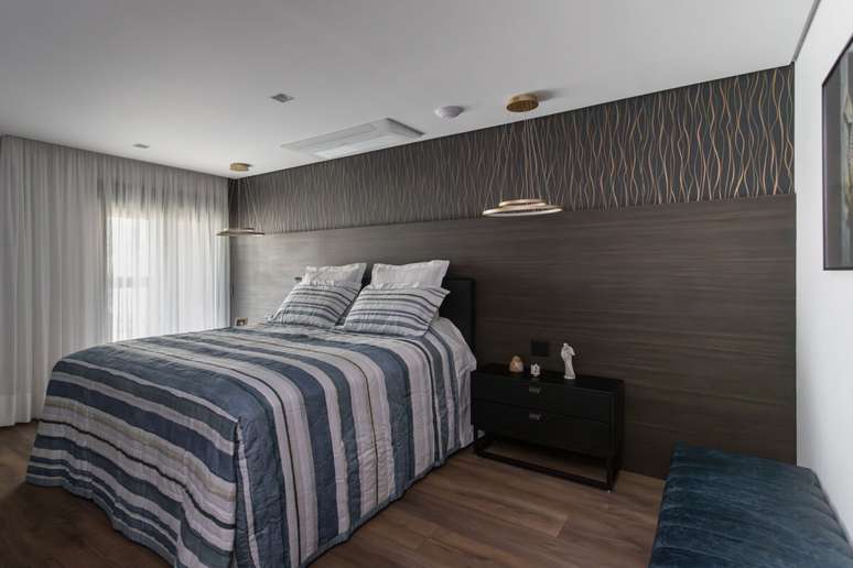 O painel, junto ao papel de parede, deixa o ambiente elegante, acolhedor e confort&aacute;vel Projeto: Camila Palladino |