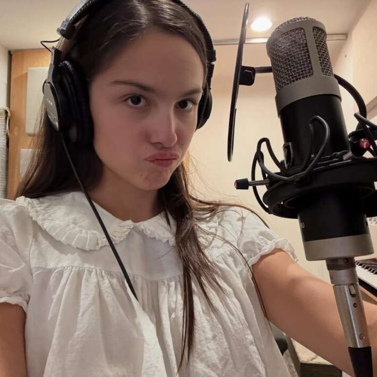 Olivia Rodrigo em est&uacute;dio, mergulhada na cria&ccedil;&atilde;o de novas m&uacute;sicas e preparando a pr&oacute;xima fase da sua carreira