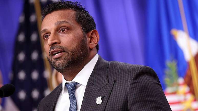 காஷ் படேல் அமெரிக்கக் கொடிக்கு முன்னால் பேசுகிறார்