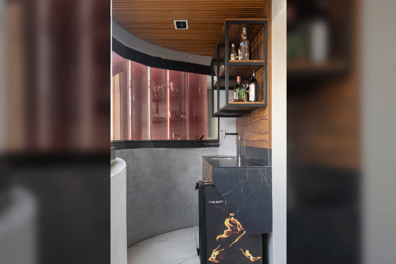 Na varanda gourmet, o painel de madeira adiciona sofistica&ccedil;&atilde;o e cria continuidade visual quando aplicado em paredes e forro Projeto: Camila Palladino |