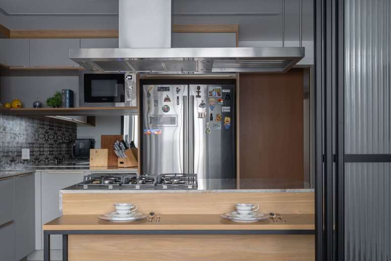 Integrado &agrave; bancada ou ao mobili&aacute;rio, o painel confere modernidade e organiza&ccedil;&atilde;o &agrave; cozinha Projeto: Camila Palladino |