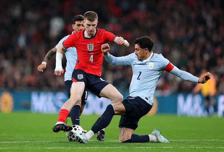 Jogadores de Inglaterra e Uruguai em disputa de bola em Wembley &ndash;