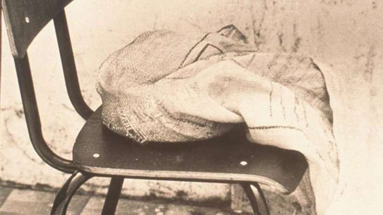 A mulher do dono do ferro-velho colocou o objeto suspeito em uma sacola e o levou a um posto de sa&uacute;de