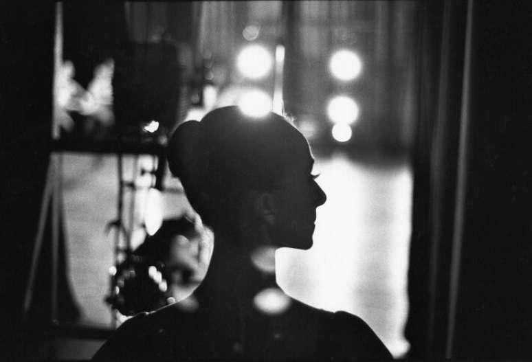 A bailarina Ana Botafogo nos bastidores do Theatro Municipal do Rio de Janeiro, em 1995