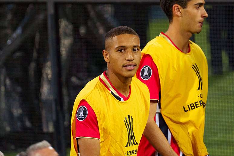 Henrique Carmo entre os reservas de jogo do S&atilde;o Paulo