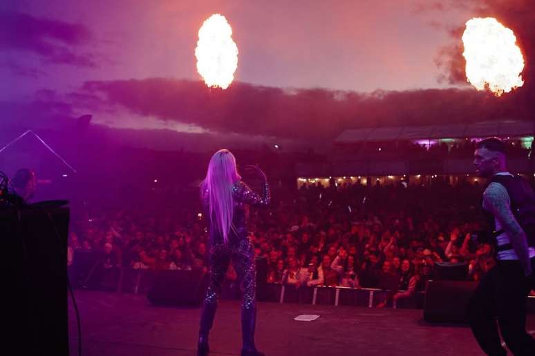 Natalie Horler, do Cascada, se apresentando