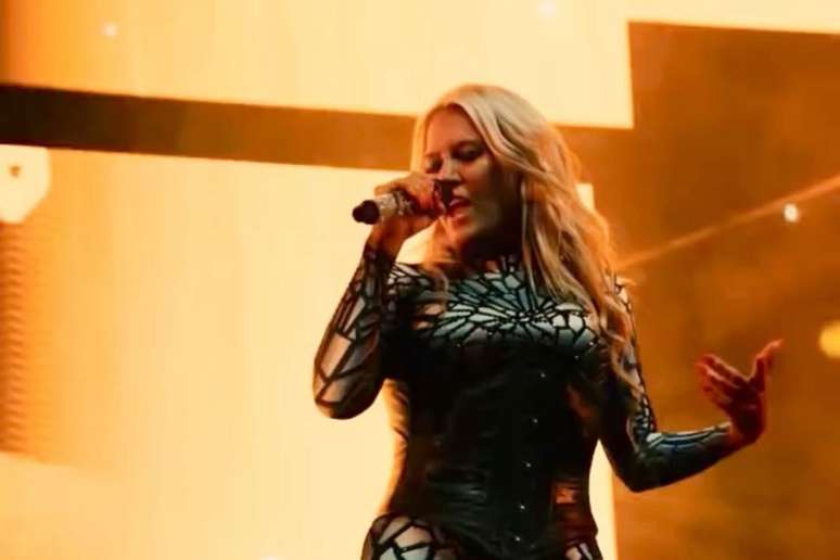 Natalie Horler, do Cascada, se apresentando