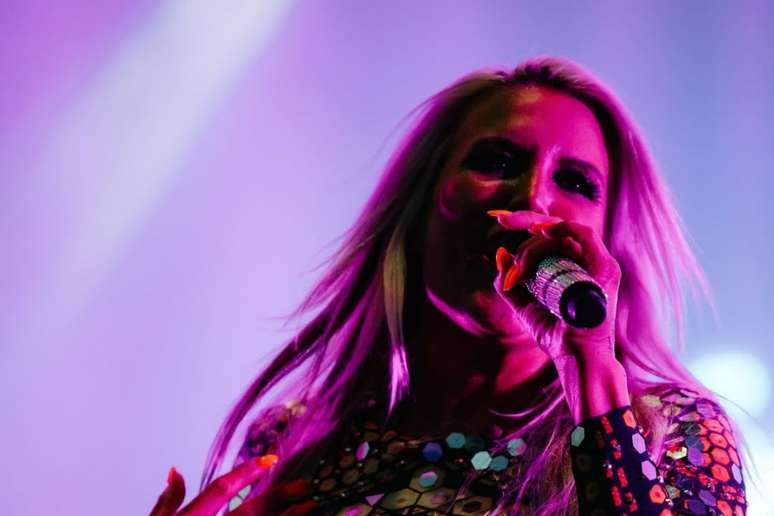 Natalie Horler, do Cascada, se apresentando