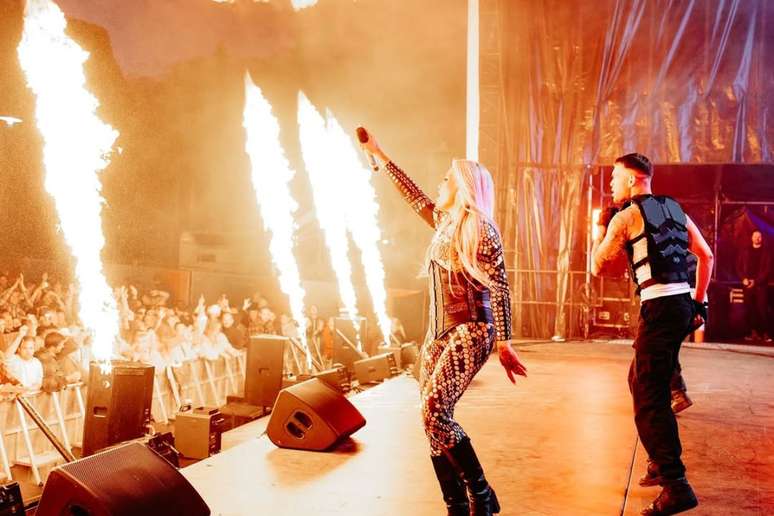 Natalie Horler, do Cascada, se apresentando