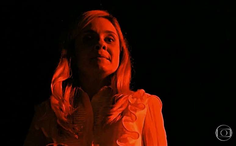 Carminha enterra Nina