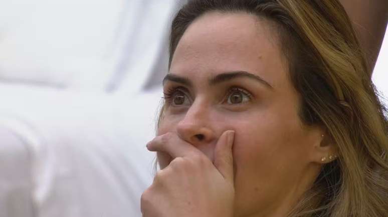 Ana Paula ouve conversa de advers&aacute;rios no BBB 26