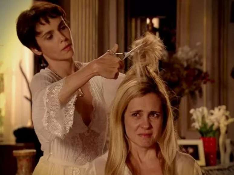 Nina corta cabelo de Carminha