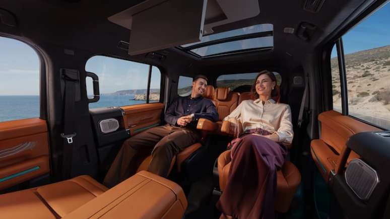 மாடல் சீனாவில் ஆறு இருக்கைகள் கொண்ட பதிப்பைக் கொண்டுள்ளது