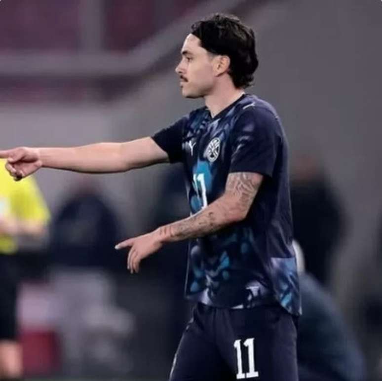 MaurIcio, do Palmeiras, durante estreia pela sele&ccedil;&atilde;o do Paraguai em amistoso contra a Gr&eacute;cia, em Atenas &ndash;