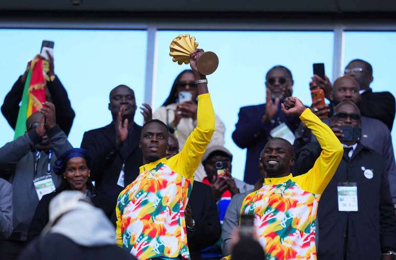 ఎడ్వర్డ్ మెండీ ఆఫ్రికన్ కప్ ట్రోఫీని స్టేడ్ డి ఫ్రాన్స్‌లో ప్రదర్శించాడు, పెరువియన్ జట్టుతో స్నేహపూర్వక మ్యాచ్ గెలిచే ముందు - 