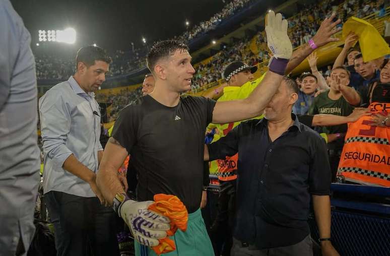 Dibu Mart&iacute;nez sa&uacute;da torcedores argentinos ap&oacute;s amistoso em La Bombonera &ndash;