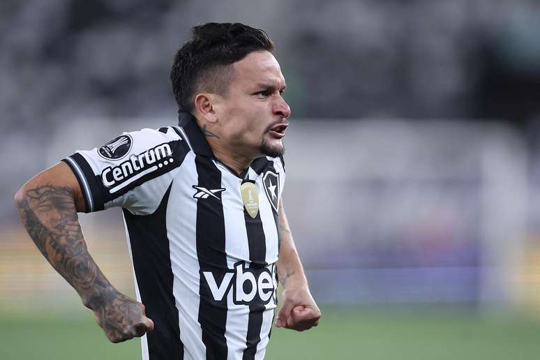 Artur soma 60 partidas pelo Botafogo, com dez gols e cinco assist&ecirc;ncias &ndash;