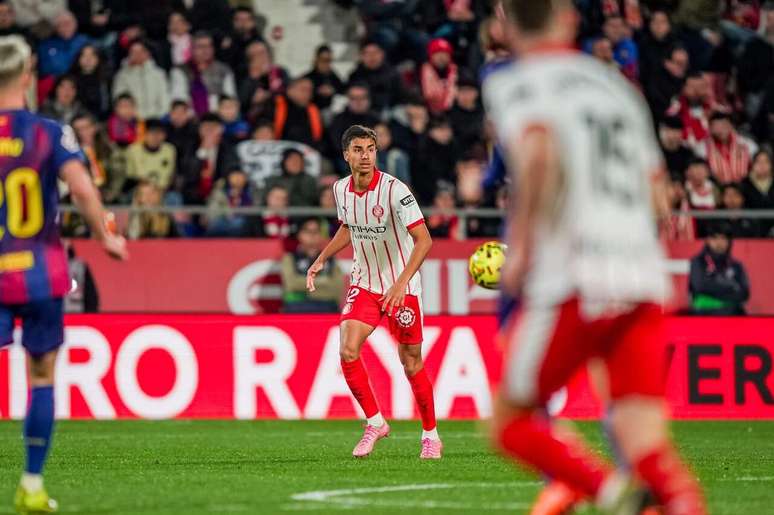 Zagueiro em a&ccedil;&atilde;o pelo clube espanhol &ndash;