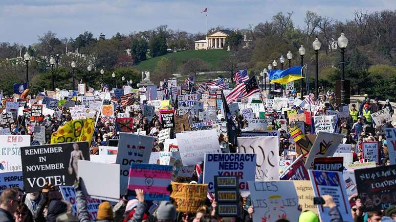 Manifestantes marcham pela ponte de Arlington, na Virg&iacute;nia, em dire&ccedil;&atilde;o a Washington DC