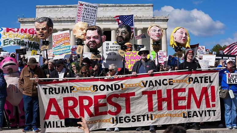 Ef&iacute;gies de integrantes do governo Trump no protesto No Kings em 2026