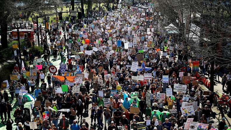 Manifestantes tamb&eacute;m sa&iacute;ram &agrave;s ruas em Portland, Oregon