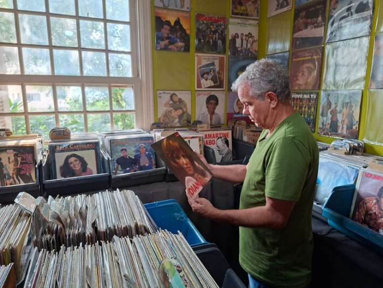 Manoel Jorge, idealizador do Casar&atilde;o do Vinil, segura raro LP de Diana