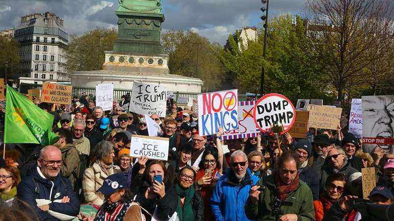 Um grupo de manifestantes segura cartazes em Paris