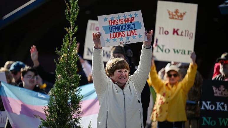 Manifestantes est&atilde;o alinhados nas ruas de Shelbyville, Kentucky