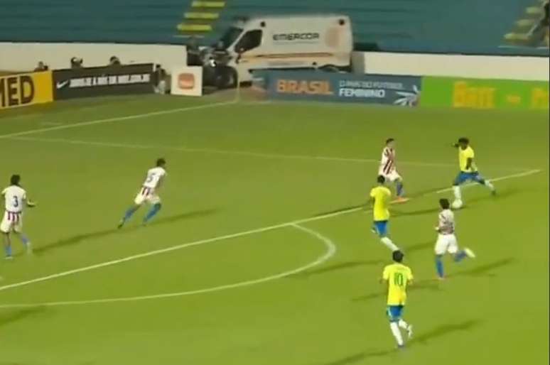 Bruninho se prepara para mandar de fora da &aacute;rea e marcar um gola&ccedil;o pelo Brasil. Primeiro gol contra o Paraguai. Reprodu&ccedil;&atilde;o/SporTV