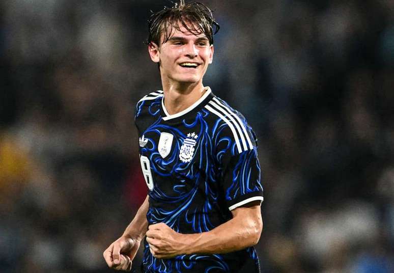 Nico Paz explode de alegria logo ap&oacute;s fazer o segundo gol da Argentina sobre a Maurit&acirc;nia.