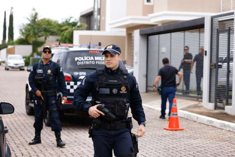 முன்னாள் ஜனாதிபதி ஜெய்ர் போல்சனாரோவின் வீட்டின் முன் போலீஸ் அதிகாரிகள்