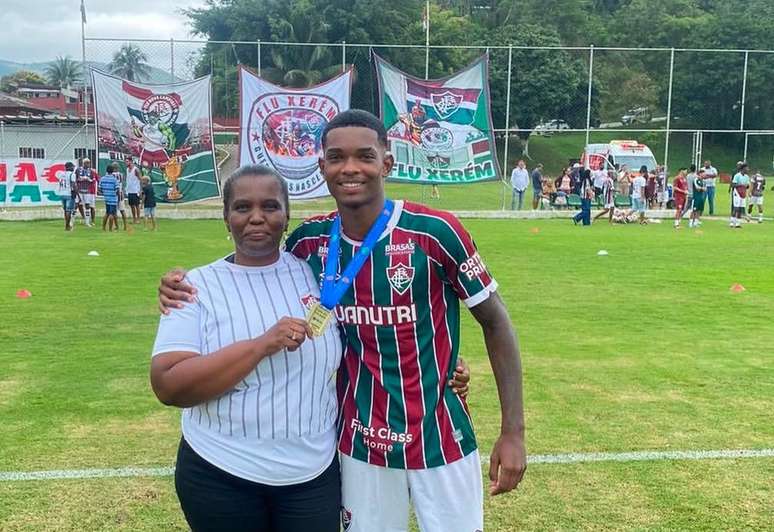 Zagueiro Loiola &ndash;