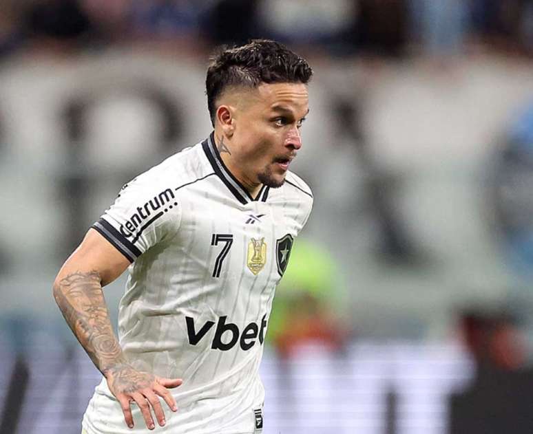 Artur deixa o Botafogo e passa a defender o S&atilde;o Paulo.