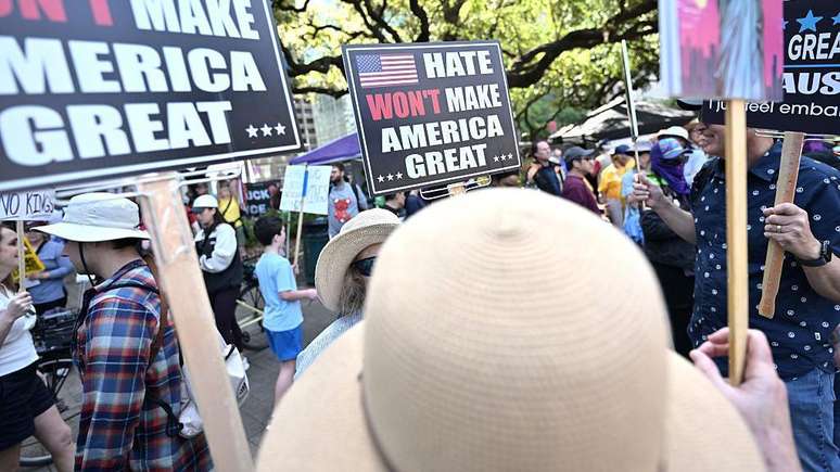 Manifestantes seguram cartazes em Houston, Texas