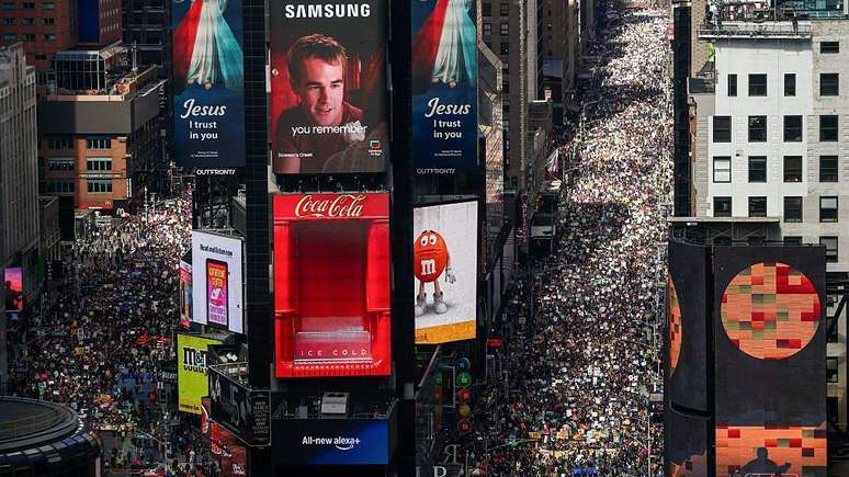 Milhares de pessoas marcharam pela Times Square, em Nova York