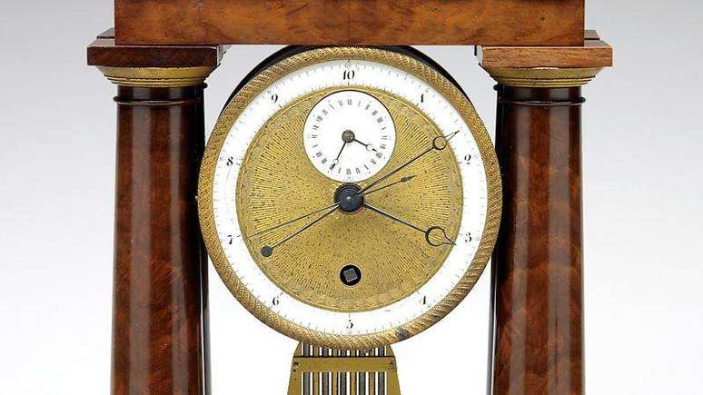 O rel&oacute;gio decimal era usado para marcar o novo sistema hor&aacute;rio introduzido pelo governo revolucion&aacute;rio franc&ecirc;s no final do s&eacute;culo 18, que ficou em vigor por pouco mais de um ano