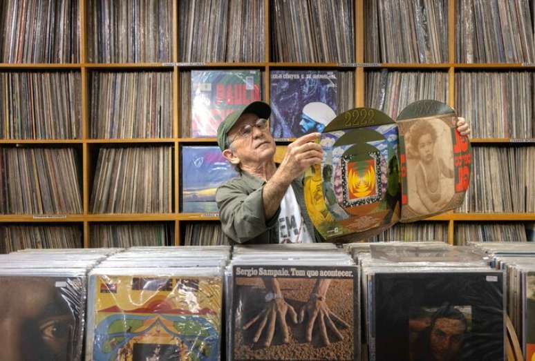 Luiz Calanca tem na loja Baratos Afins a edi&ccedil;&atilde;o original de 'Expresso 2222' de Gilberto Gil