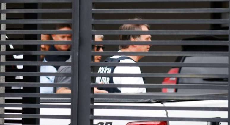 முன்னாள் ஜனாதிபதி ஜெய்ர் போல்சனாரோ, இந்த வெள்ளிக்கிழமை, 27 ஆம் தேதி மருத்துவமனையை விட்டு வெளியேறிய பின்னர், வீட்டுக் காவலில் பணியாற்ற வீட்டிற்கு வந்ததும்