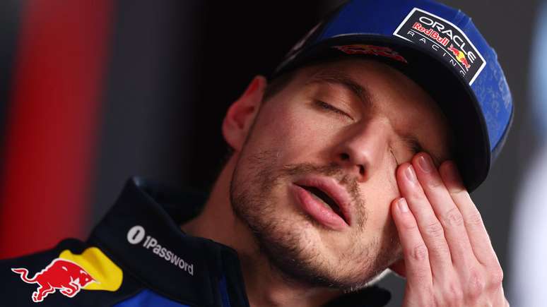 அபுதாபி ஜிபியில் இருப்பதைக் கண்டறிந்த பிறகு, பத்திரிகையாளர் சந்திப்பின் போது வெர்ஸ்டாப்பன் பத்திரிகையாளரை வெளியேறச் சொன்னார்