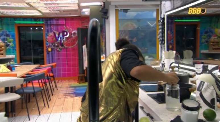 Milena produzindo seu pol&ecirc;mico no suco no BBB 26