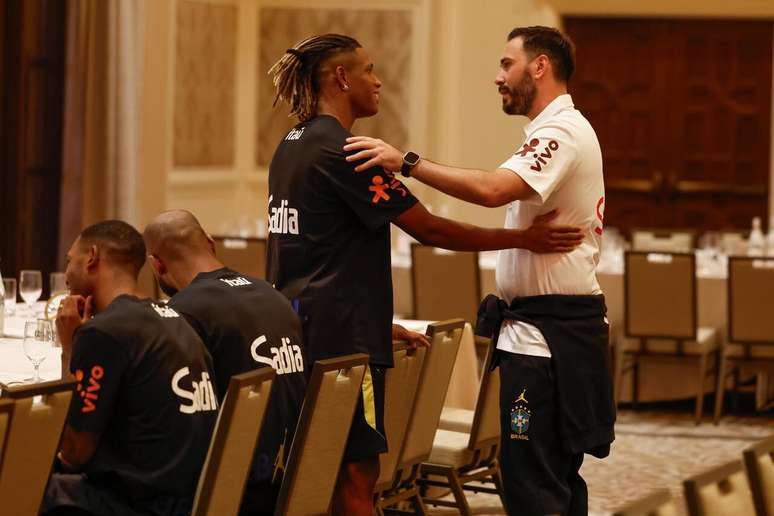 Danilo Santos em conversa com Davide Ancelotti, ex-t&eacute;cnico do Botafogo &ndash;