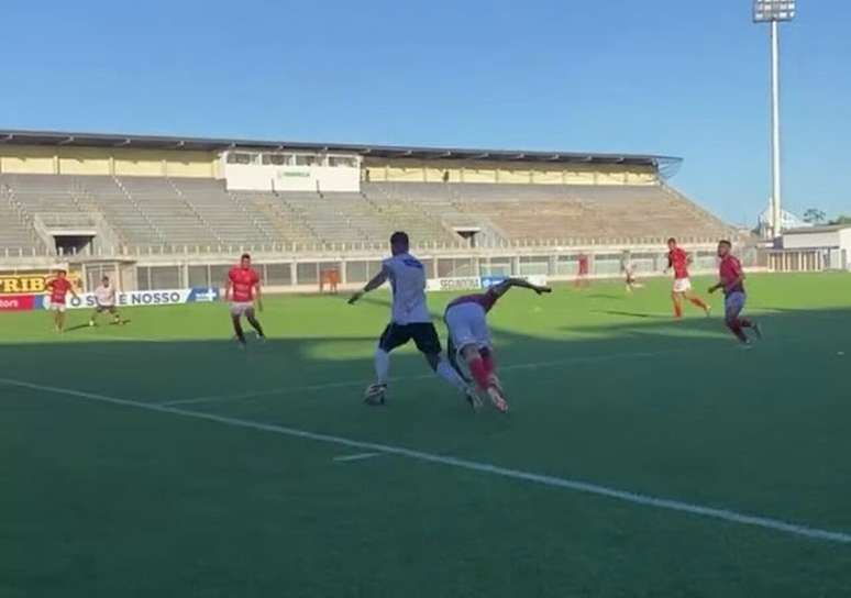 Incr&iacute;vel no PR: Arauc&aacute;ria (de branco) vencia de 6 a 2 at&eacute; os 35 do segundo tempo e cede empate.