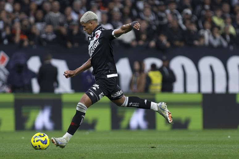 காவான் பாரோஸ் -