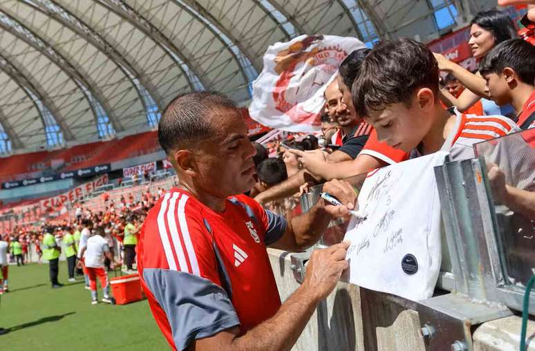 Gabriel Mercado dando aut&oacute;grafo para torcedor &ndash;