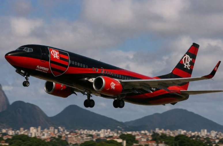 Imagem criada por IA - Legenda: Flamengo quer alugar um avi&atilde;o para uso exclusivo do clube