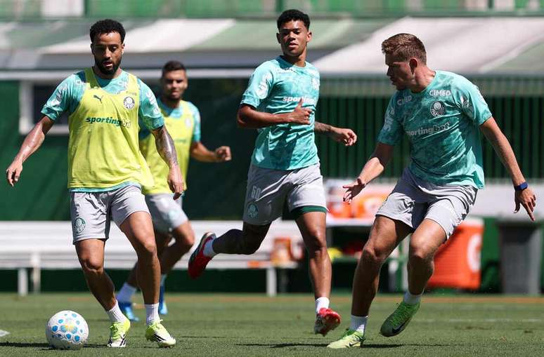 Jogadores do Palmeiras em treino neste domingo &ndash;