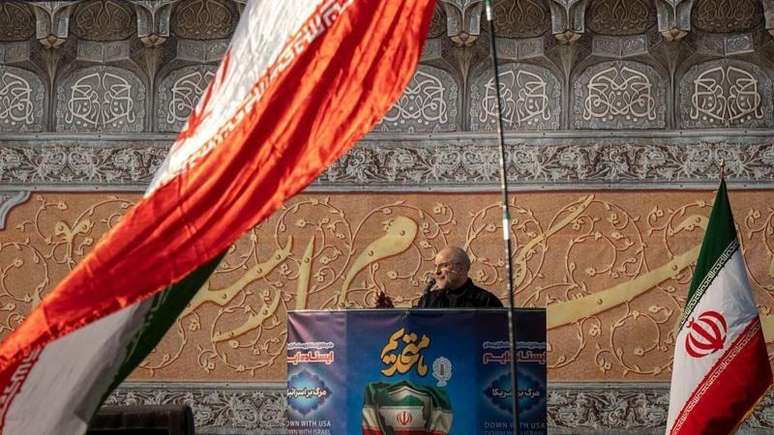 'O inimigo sinaliza negocia&ccedil;&atilde;o em p&uacute;blico, enquanto em segredo planeja um ataque terrestre', disse presidente do Parlamento iraniano, Mohammad Bagher Ghalibaf