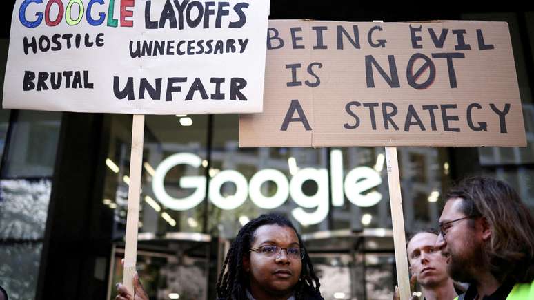Trabalhadores do Google em Londres protestando contra uma demiss&atilde;o em massa
