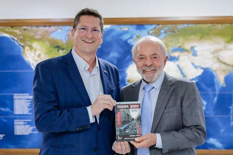Em outubro, o deputado Jilmar Tatto (PT-SP) presenteou Lula com seu livro Tarifa zero: Embarque nesta ideia